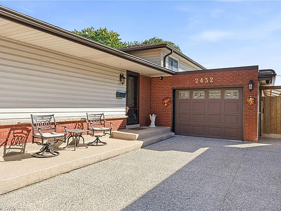 3rd image of 2432 Cyprus Ave