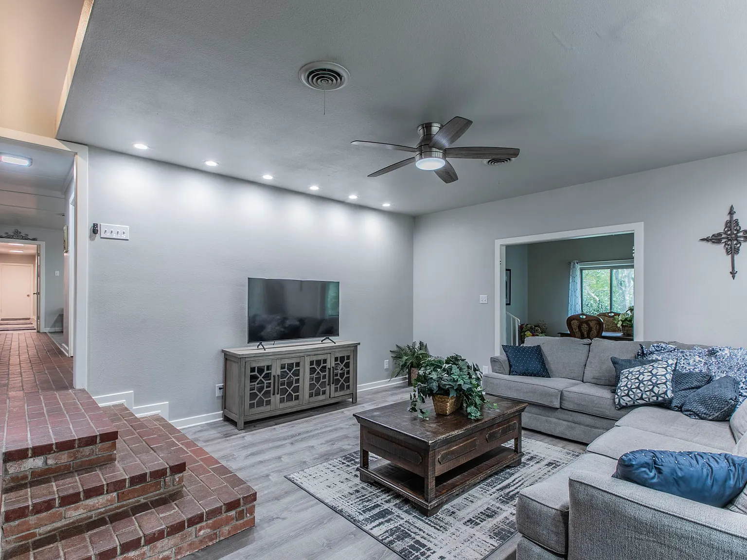 5 bed, 3812 sqft, $4,495 — Photo 3