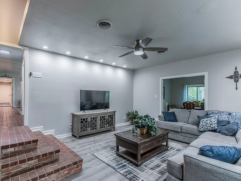 2518 Marlandwood Rd — Photo 3