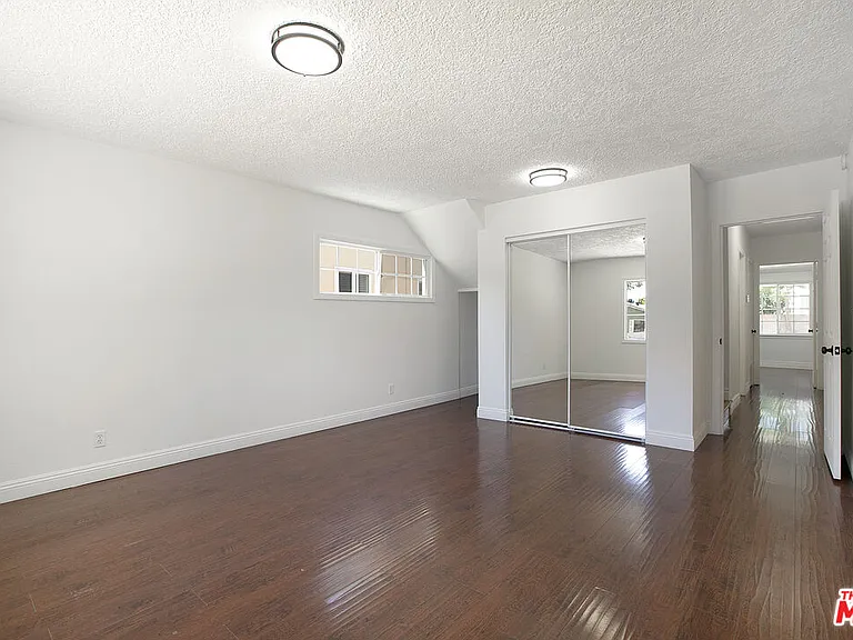 19027 Wyandotte St — Photo 10