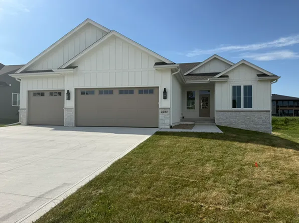 2257 Green Leaf Cir, Norwalk, IA 50211