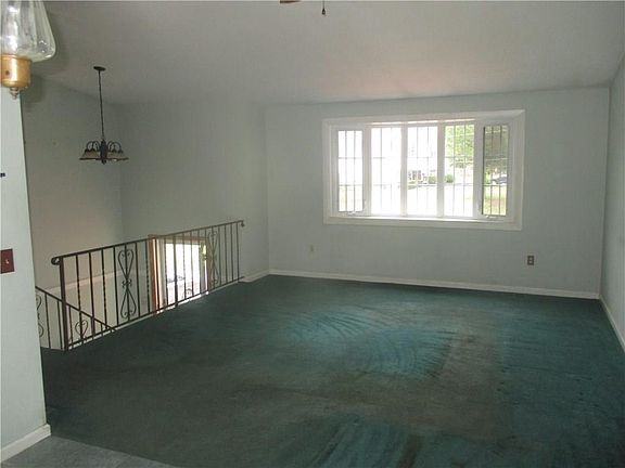 3rd image of 16 Loxley Dr
