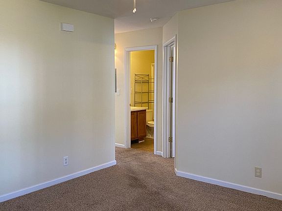 4th image of 944 Kingsbury Dr Unit A