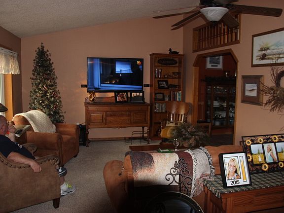 Livingroom w/vaulted ceiling