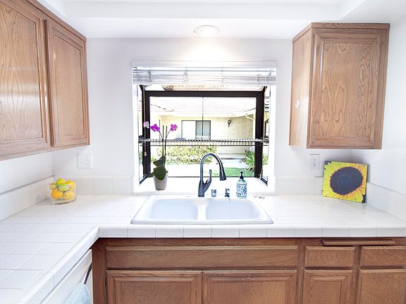 3rd image of 887 Tennyson Ln