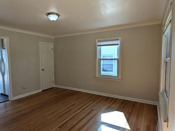 3rd image of 985 Ford Blvd