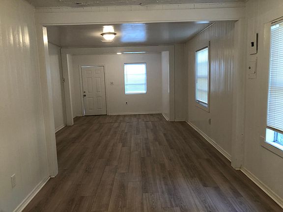 4th image of 3207 E 9th Ave