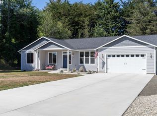 735 9th St SE, Bandon, OR 97411