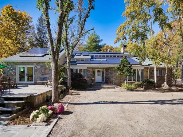 356 Rossway Rd, Pleasant Valley, NY 12569