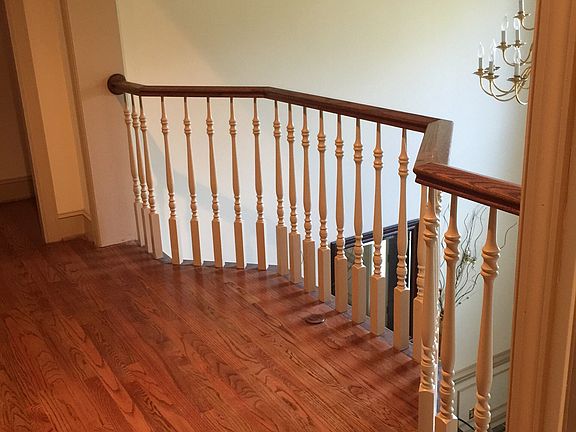 Upstairs hall/balcony 