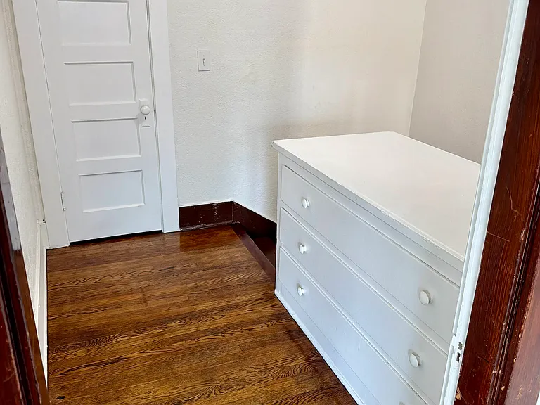 143 W Ivy St — Photo 2