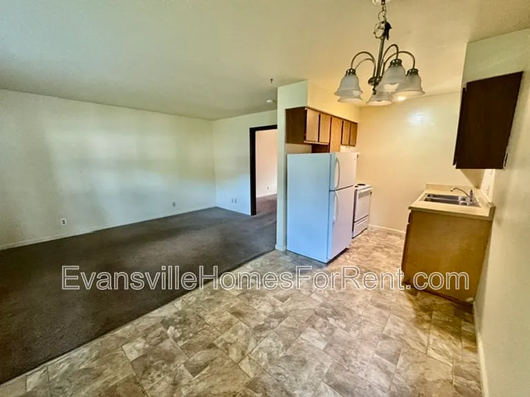 426 S Bosse Ave — Photo 3