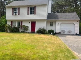 11 Pebble Way, Riverhead, NY 11901