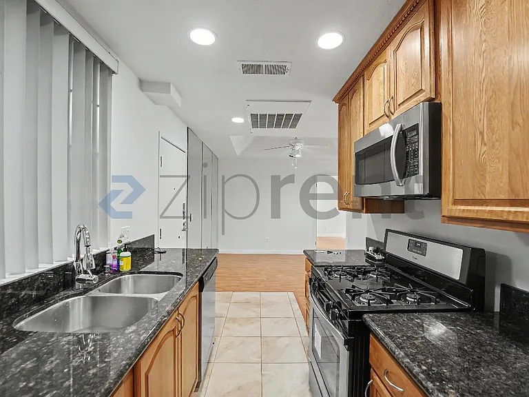 5051 Rosewood Ave #106 — Photo 8