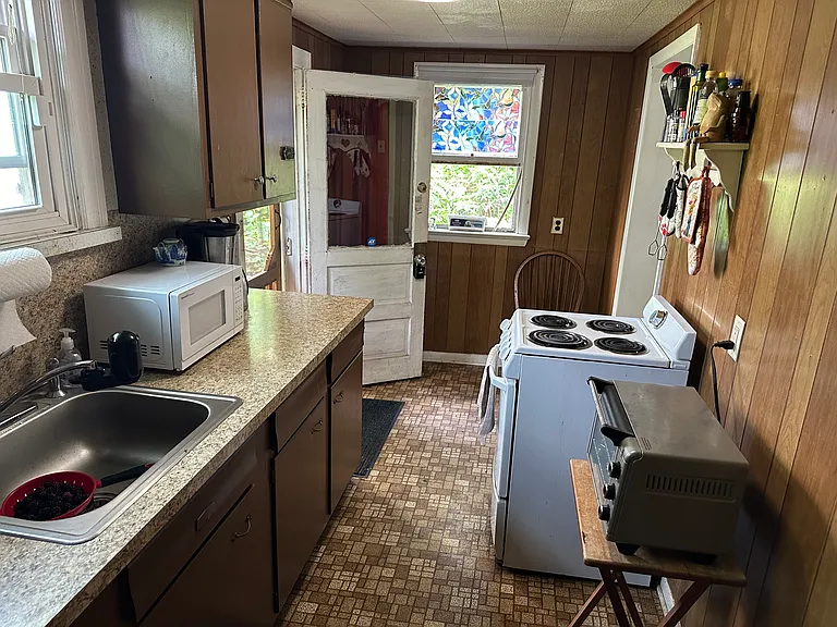 135 S 8th Ave — Photo 14