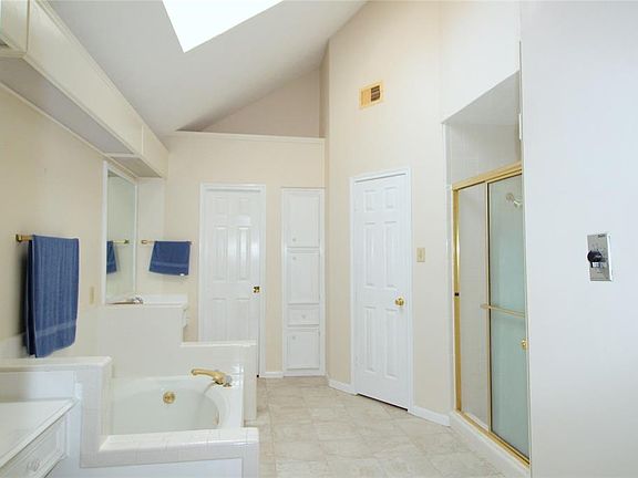 4th image of 3315 Water Locust Dr