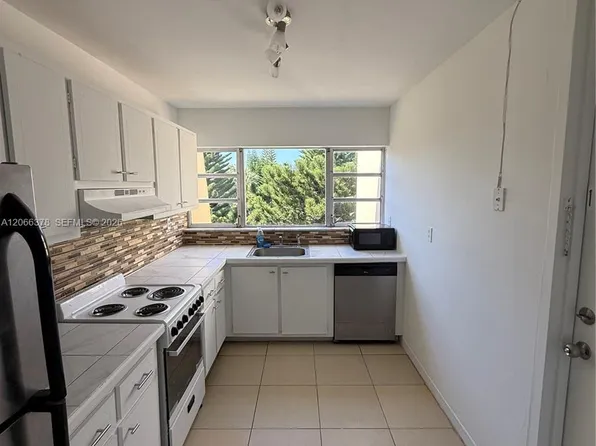 952 NE 199th St #4K, Miami, FL 33179