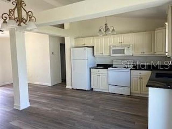 2nd image of 21 Royal Leaf Ln