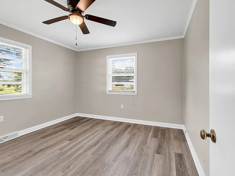 1354 Rogers Rd — Photo 38