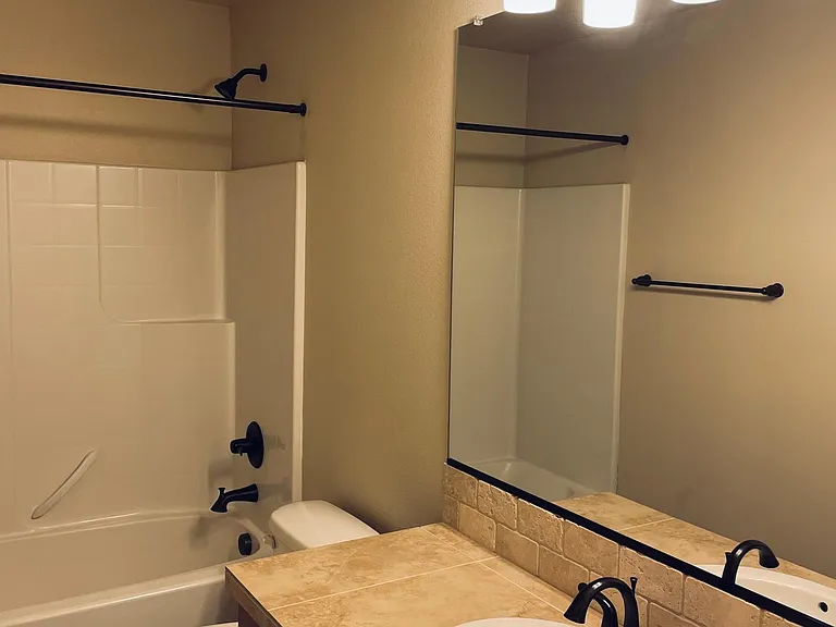 Hall bath with shower/tub