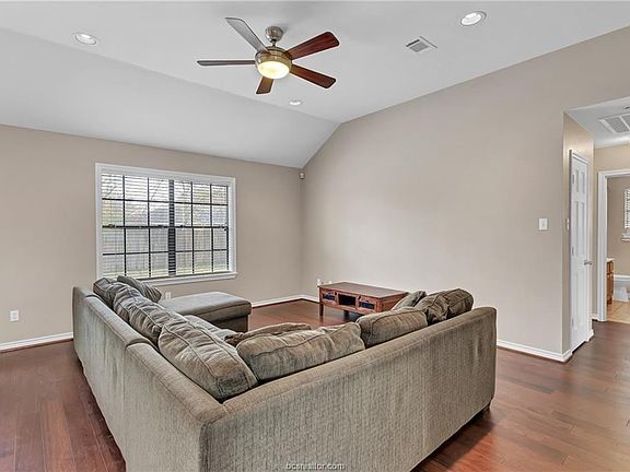 2nd image of 1105 Bayou Woods Dr