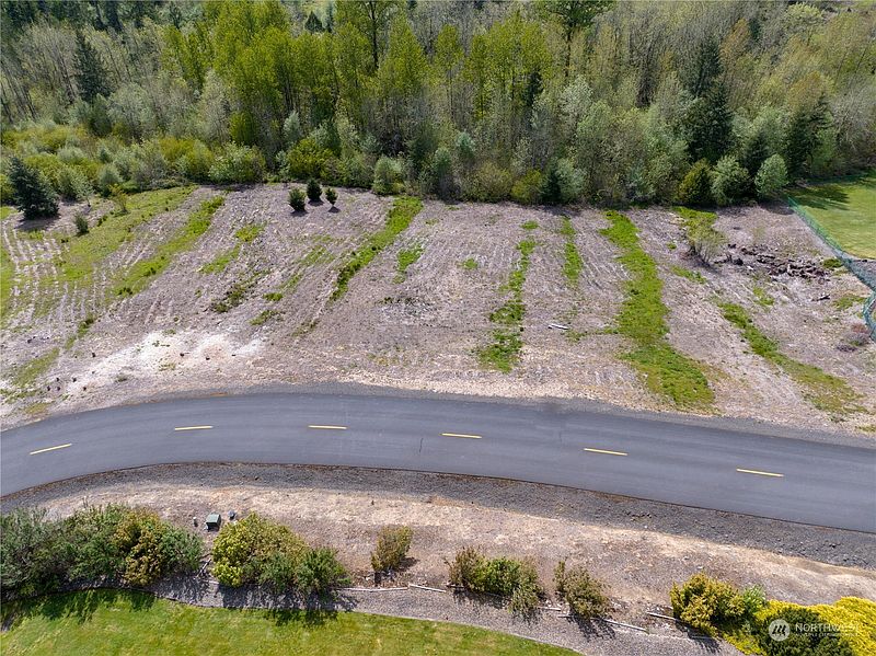 4th image of 249 Basswood Drive