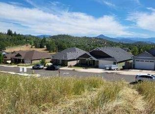 1023 Azure Way, Eagle Pt, OR 97524