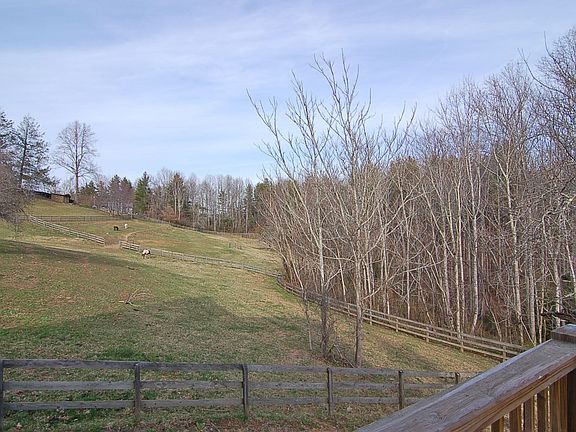 5th image of 11 Hobby Horse Ln