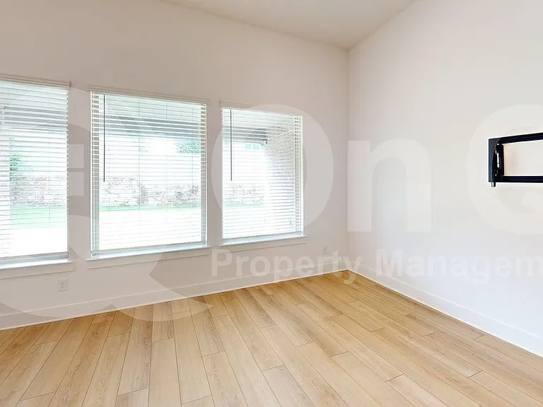 2950 Frederick Dr — Photo 29
