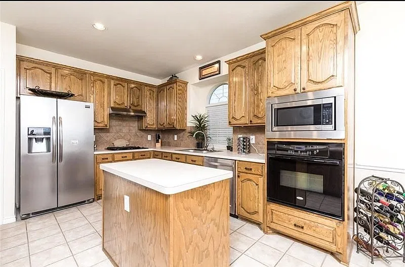 5 bed, 3.5 bath, 3500 sqft, $850 — Photo 1
