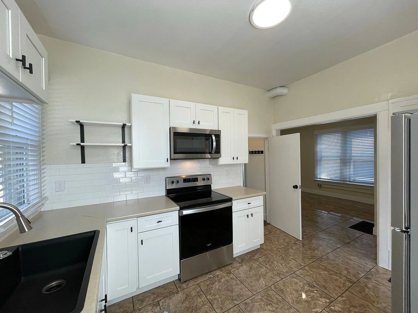 Definition of Charming! 3-Bedroom Home located in Denver! — Photo 3