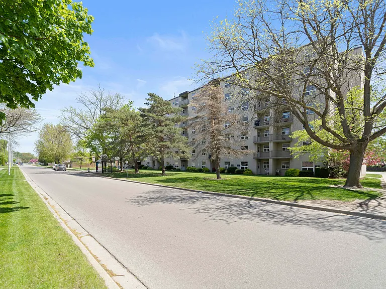 100 McFarlane Ave — Photo 17