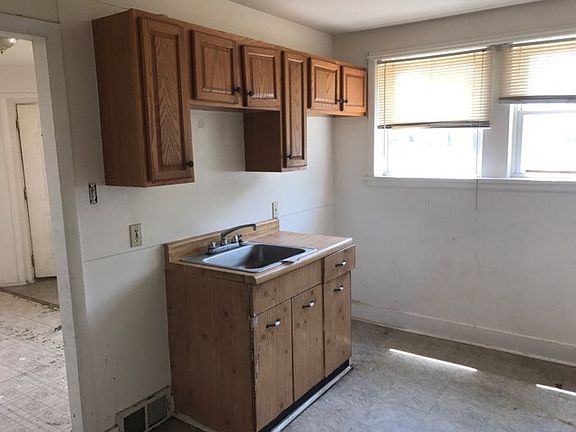 4th image of 3002 Seymour Ave