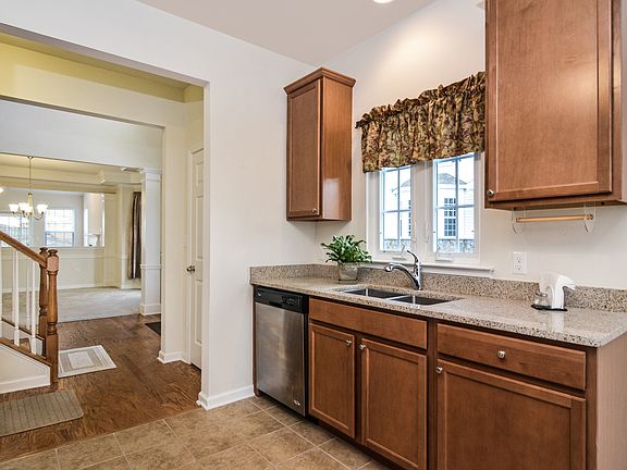 5th image of 18 Atkins Ct