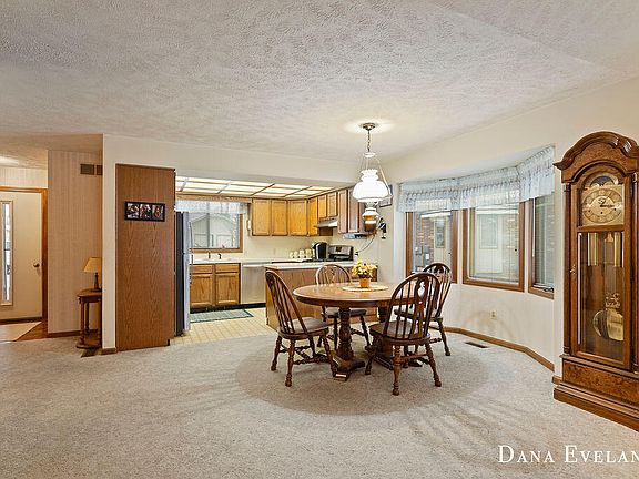 3rd image of 702 Waterview Ct SW
