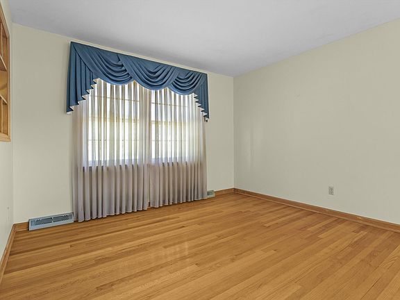 5th image of 1402 Brushy Mountain Dr