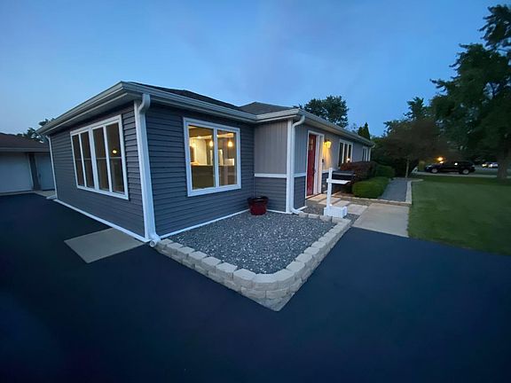 3rd image of 220 Hawthorn Ln