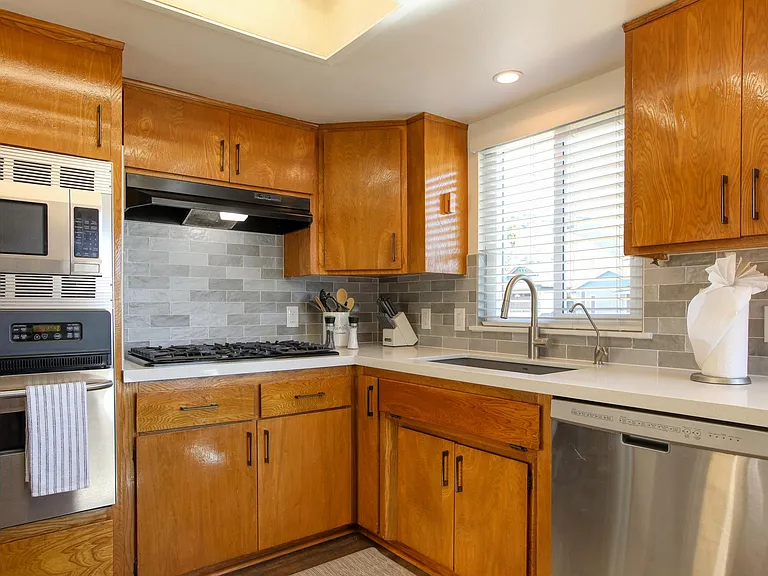 160 Paddock Ave — Photo 4