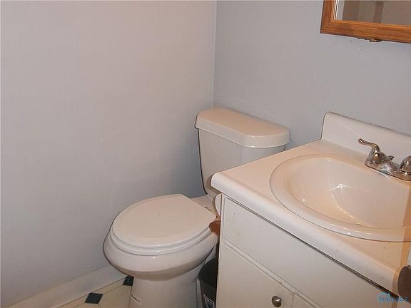 4th image of 3794 Lakepointe Dr