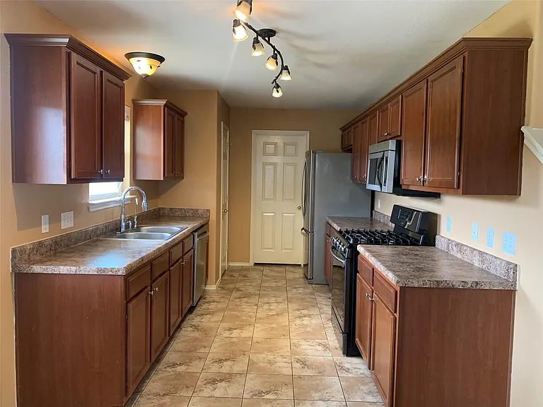 18317 Great Falls Dr — Photo 5