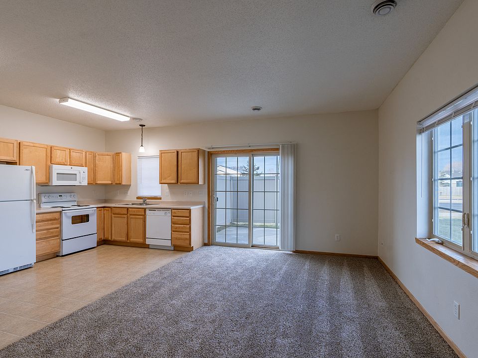 Moorhead, MN Mallard Creek Apartments | Living and kitchen
