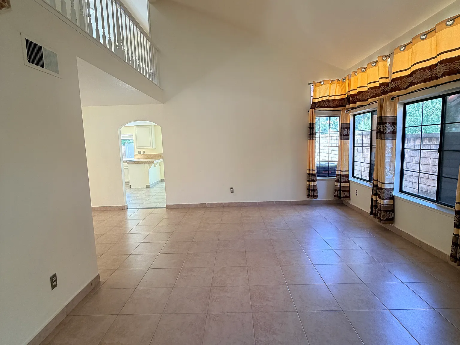 4 bed, 2.5 bath, 2009 sqft, $3,700 — Photo 4