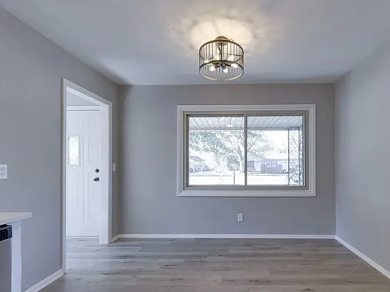 236 N Sunnyside Rd — Photo 2