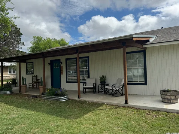 109 Hilltop Dr E, Kerrville, TX 78028