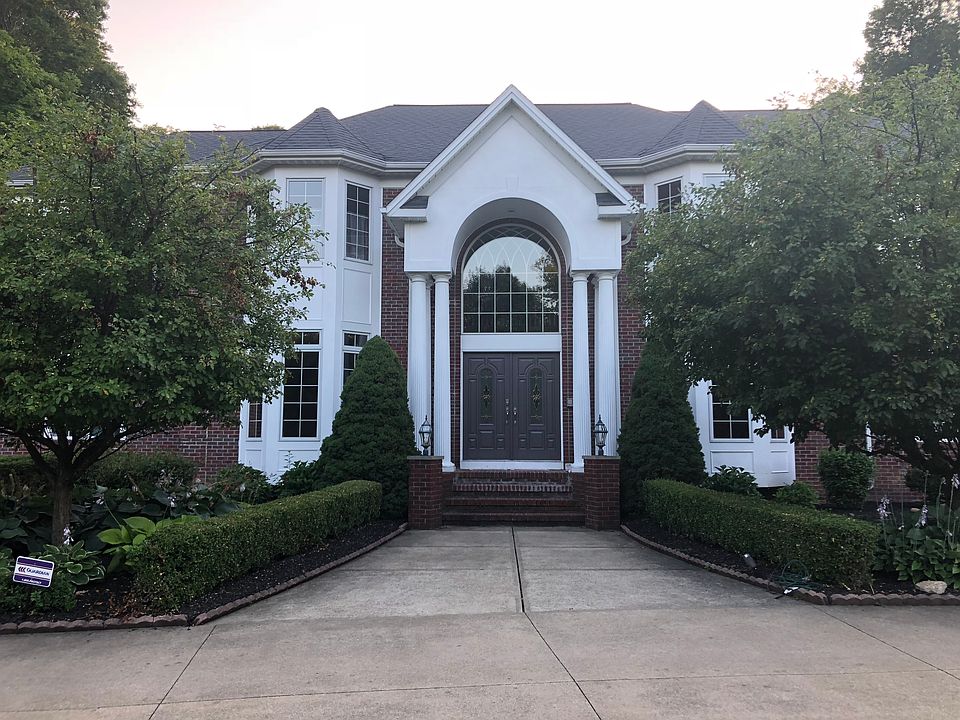 2nd image of 10613 Buckingham Pl