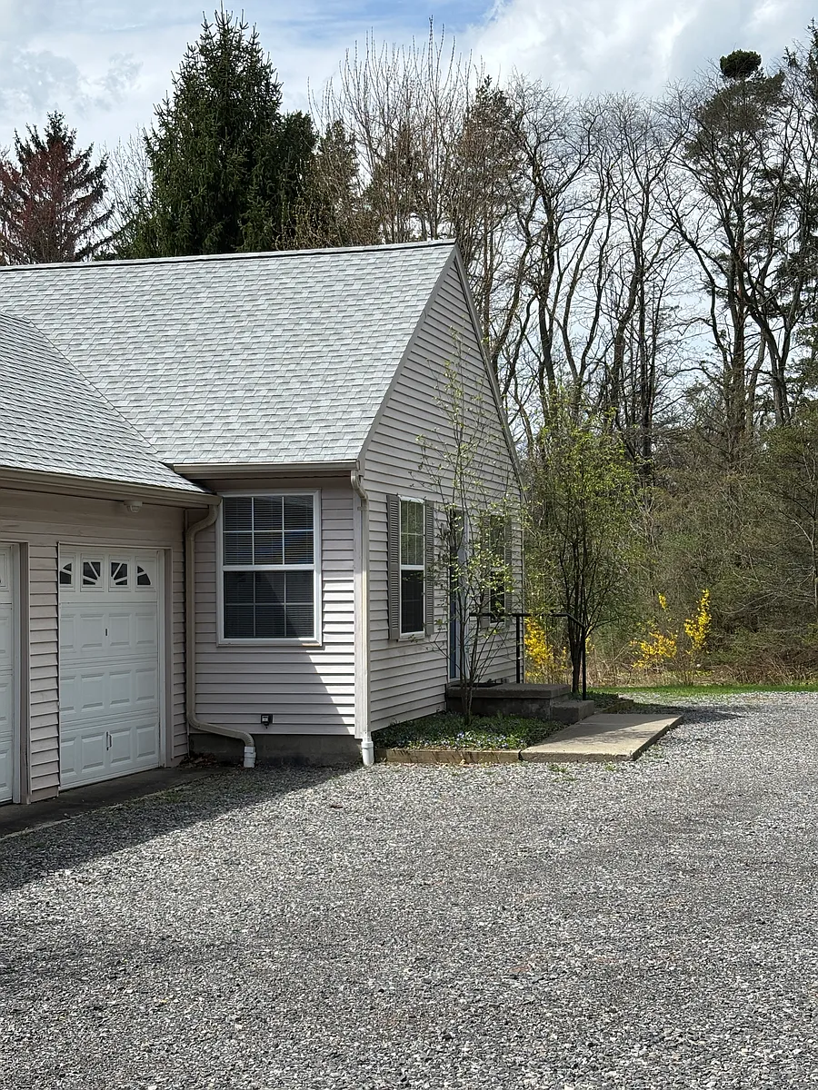 Building Photo - 402 Warren Rd