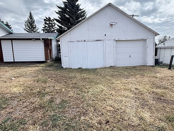 3rd image of 930 4th Ave NW