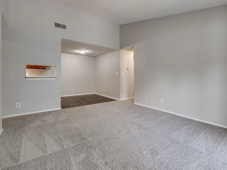 Quail Hollow Apartments — Photo 27
