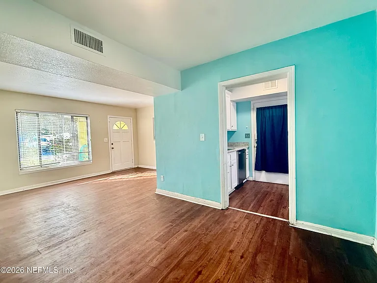 7118 Pellias Rd — Photo 8