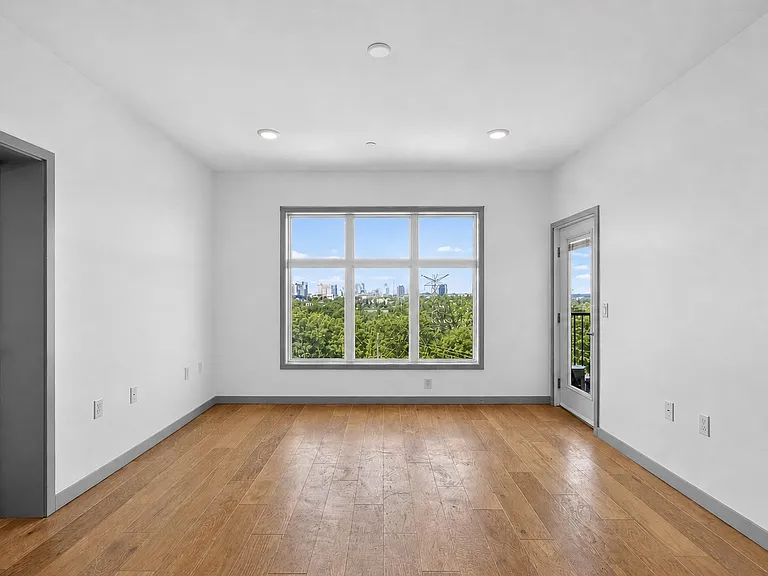 400 Herron Dr #21 — Photo 18